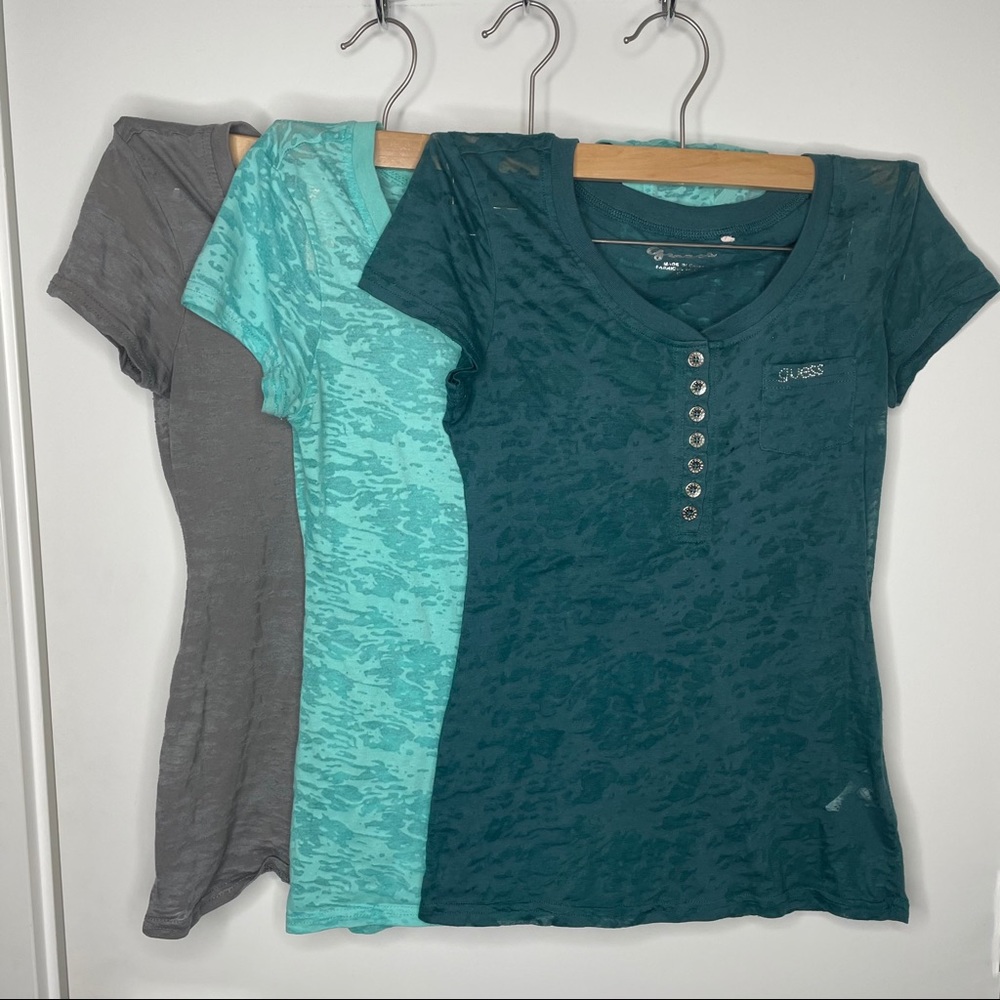 🎁 GUESS bundle t shirts